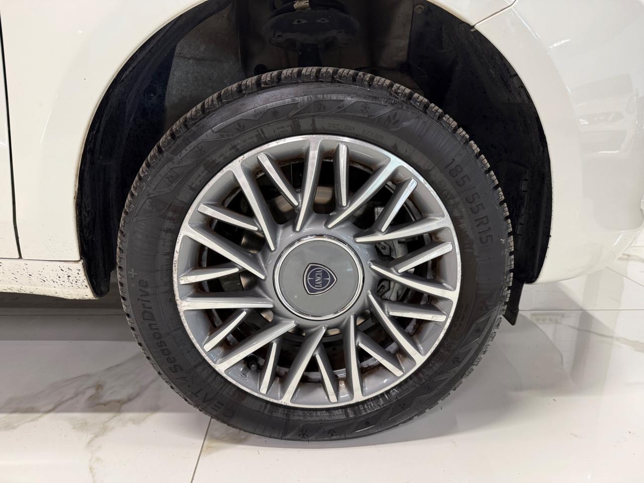 Lancia Ypsilon 0.9 TwinAir 85 CV 5 porte Metano Ecochic Silver