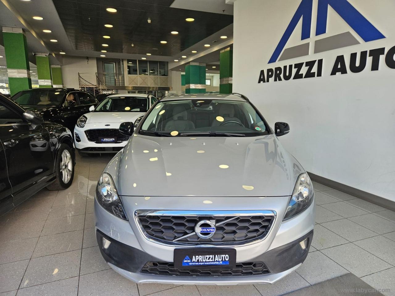 VOLVO V40 Cross Country D2 1.6 P.sh. Momentum