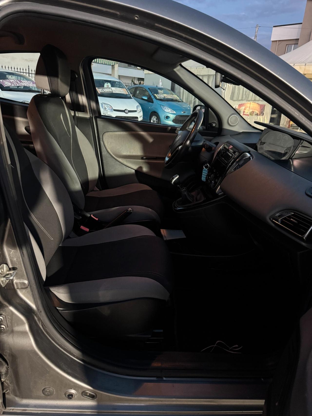 Lancia Ypsilon 1.3 MJT 75 CV Unyca