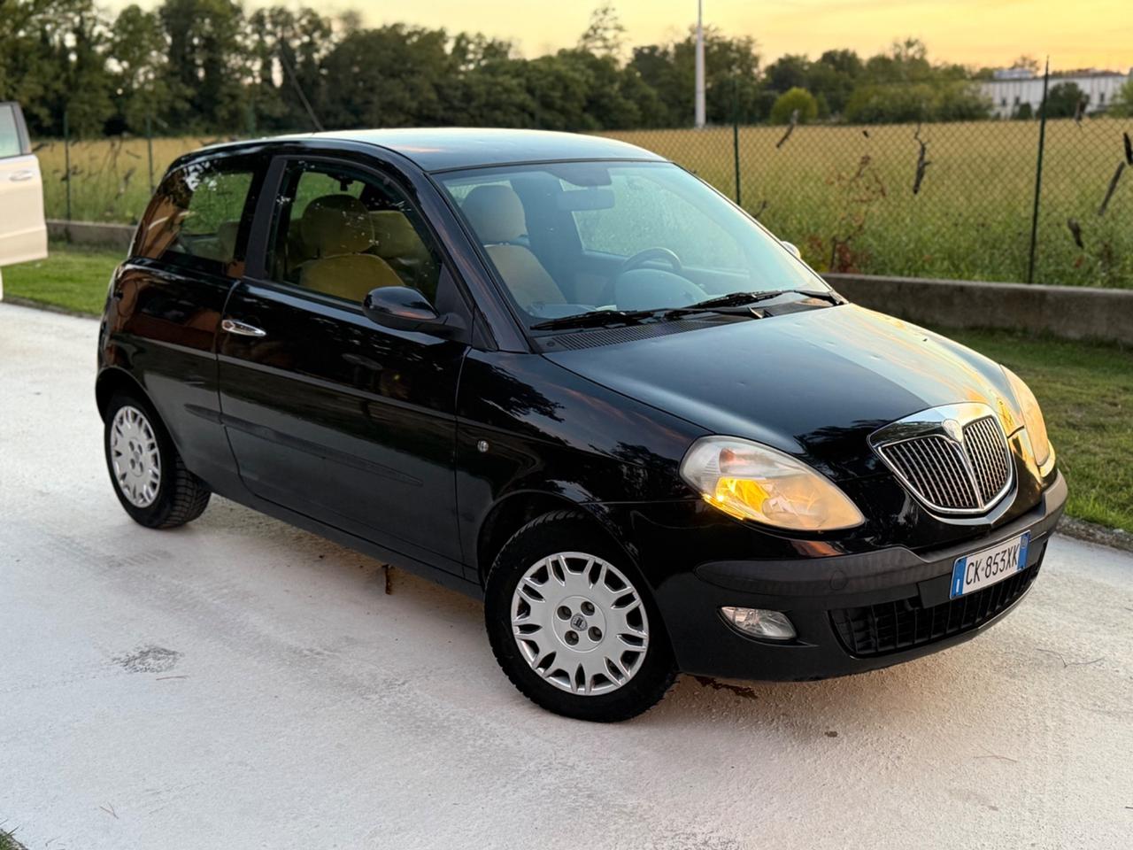 Lancia Ypsilon 1.4 16V Oro
