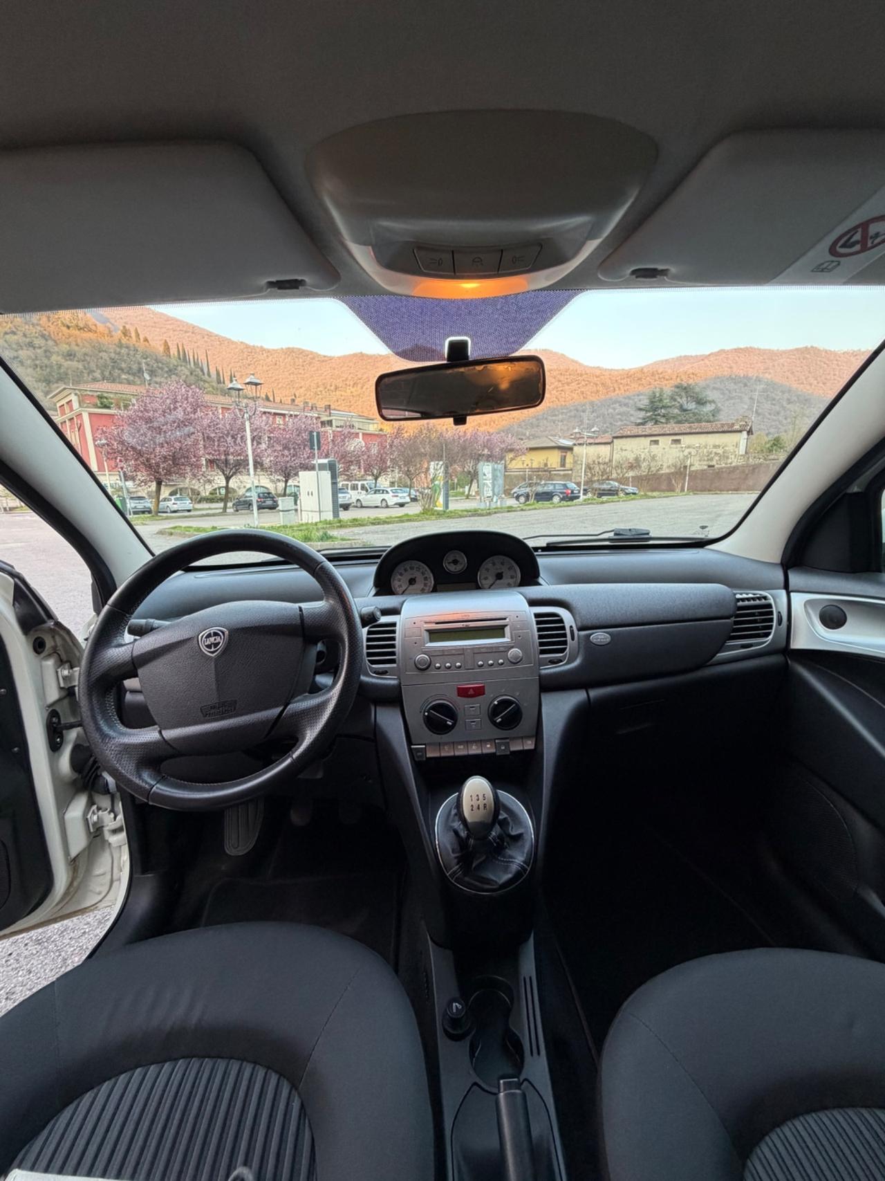 Lancia Ypsilon 1.3 MJT 75 CV Unyca