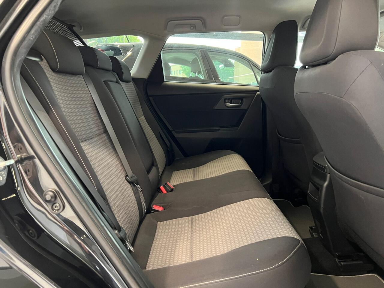 Toyota Auris Touring Sports 1.8 Hybrid Black Edition