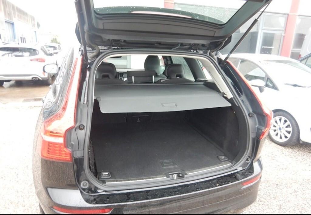 VOLVO XC60 2.0D 197CV B4 (D) GEARTRONIC MOMENTUM ( FARI LED - COCKPIT - NAVI - SENSORI POST. - CERCHI 18 )