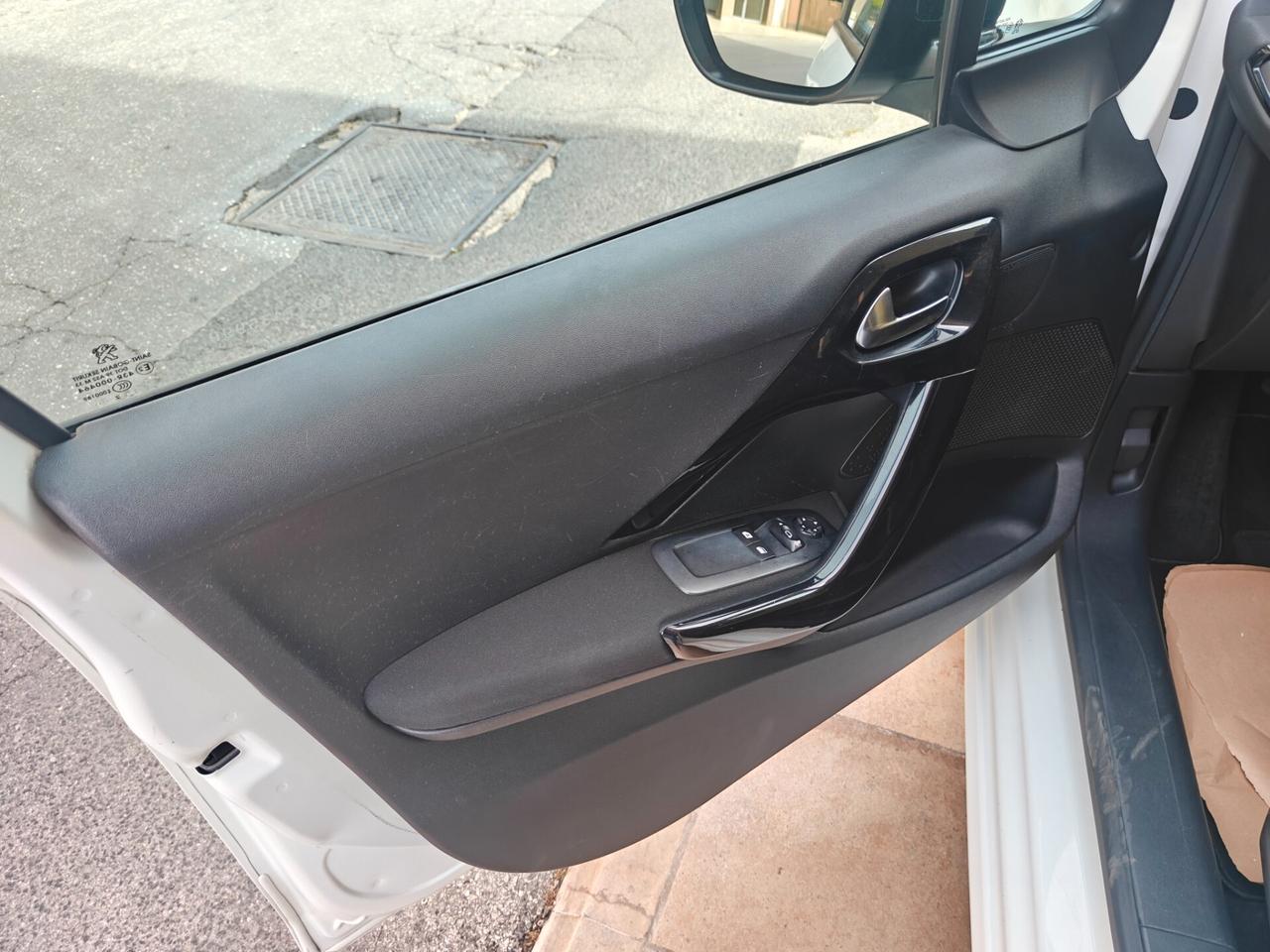 Peugeot 208 1.2 VTi Active Ok neop