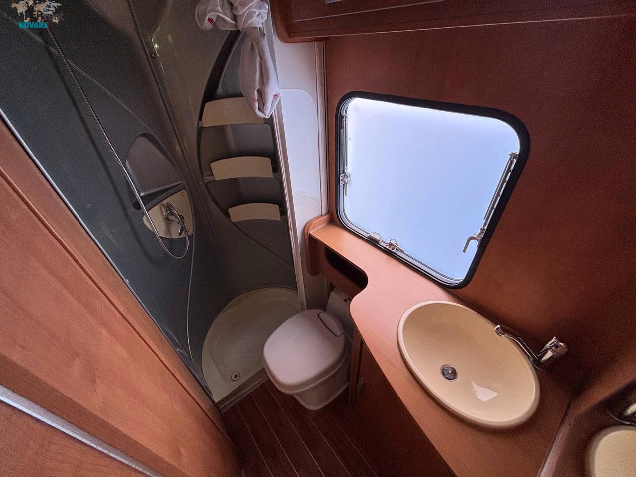 ROLLER TEAM AUTO-ROLLER A F700 P - Semintegrale con letto alla francese in coda