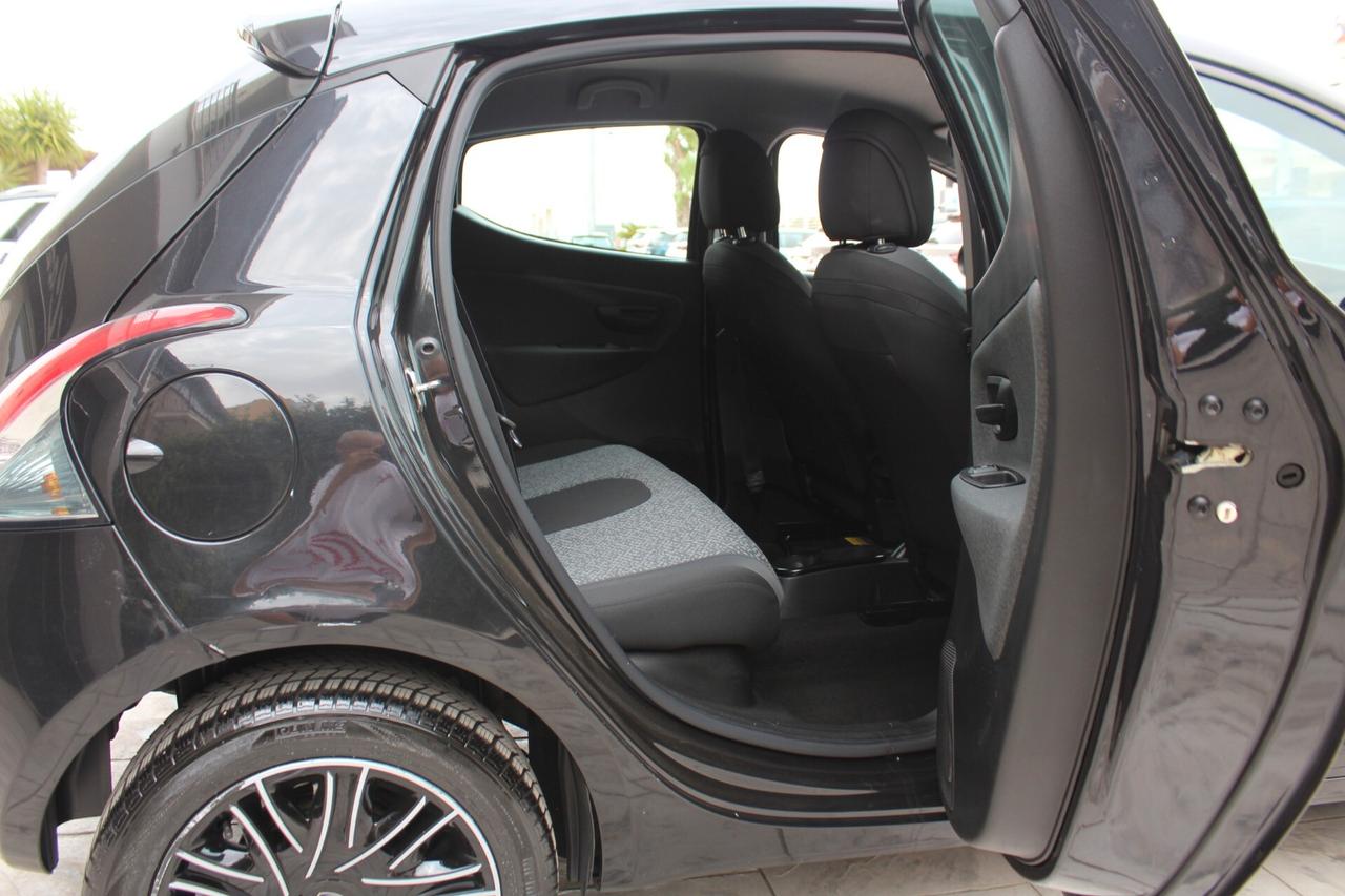 Lancia Ypsilon 1.0 FireFly 5 porte S&S Hybrid Ecochic Silver