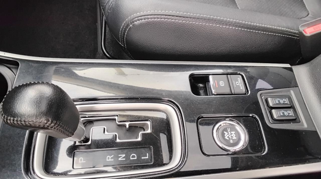 Mitsubishi Outlander 2.2 D INSTYLE PLUS 7 POSTI
