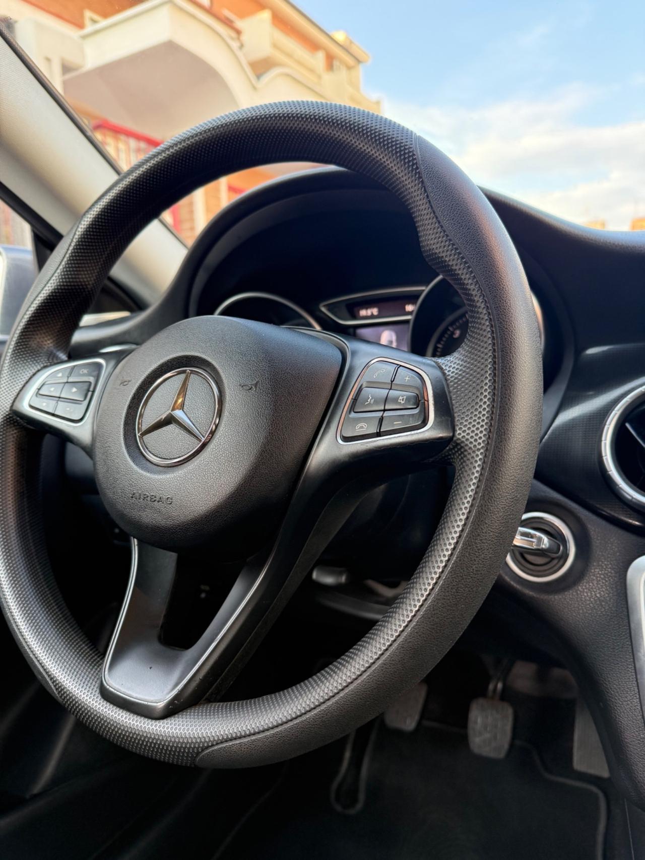 Mercedes-benz CLA 180 d Premium