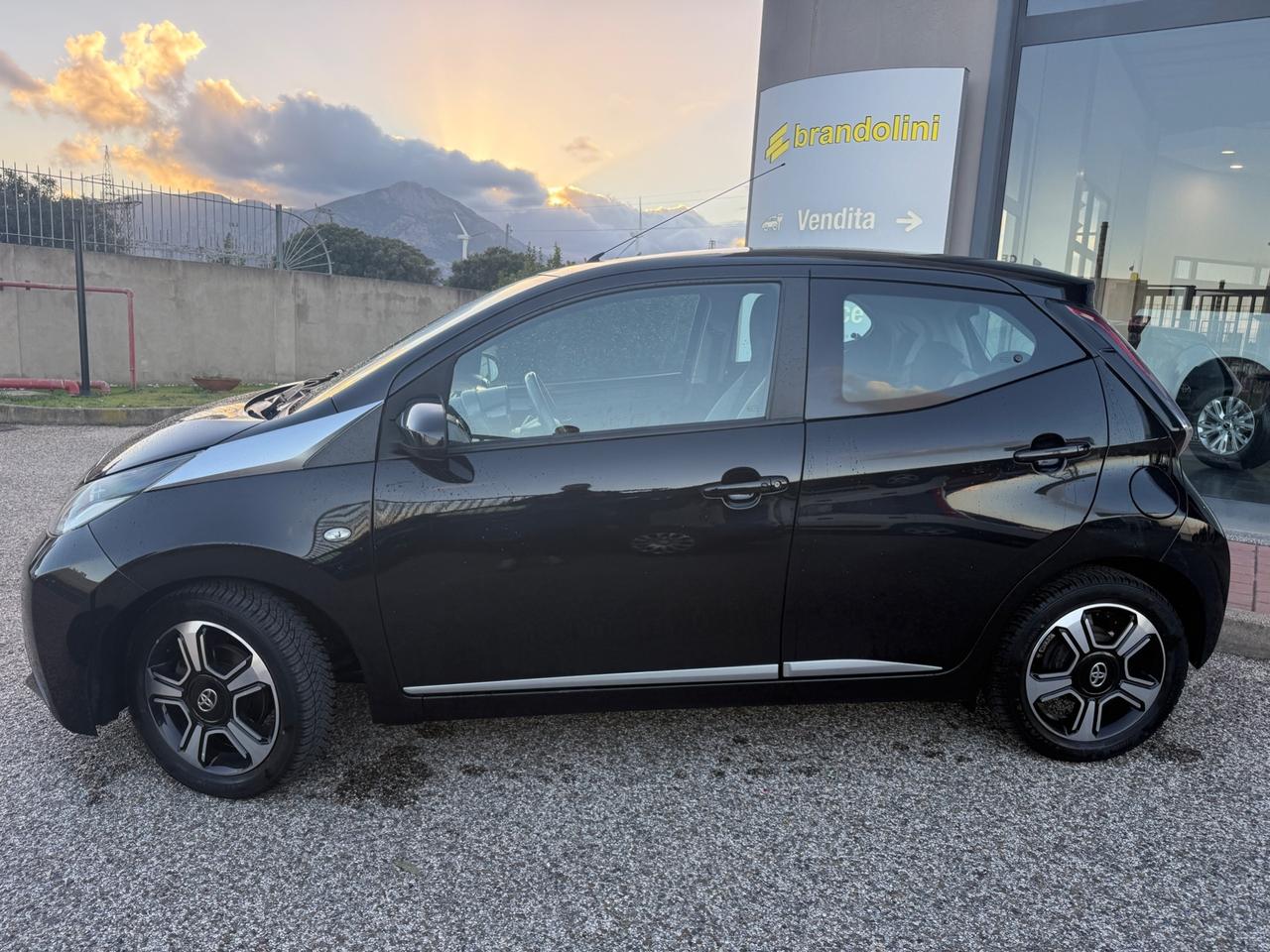 Toyota AYGO 1.0 Lounge XPLAY my14"