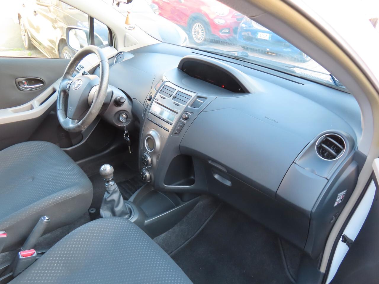 Toyota Yaris 1.3 5 porte Sol 4 CILINDRI 2011