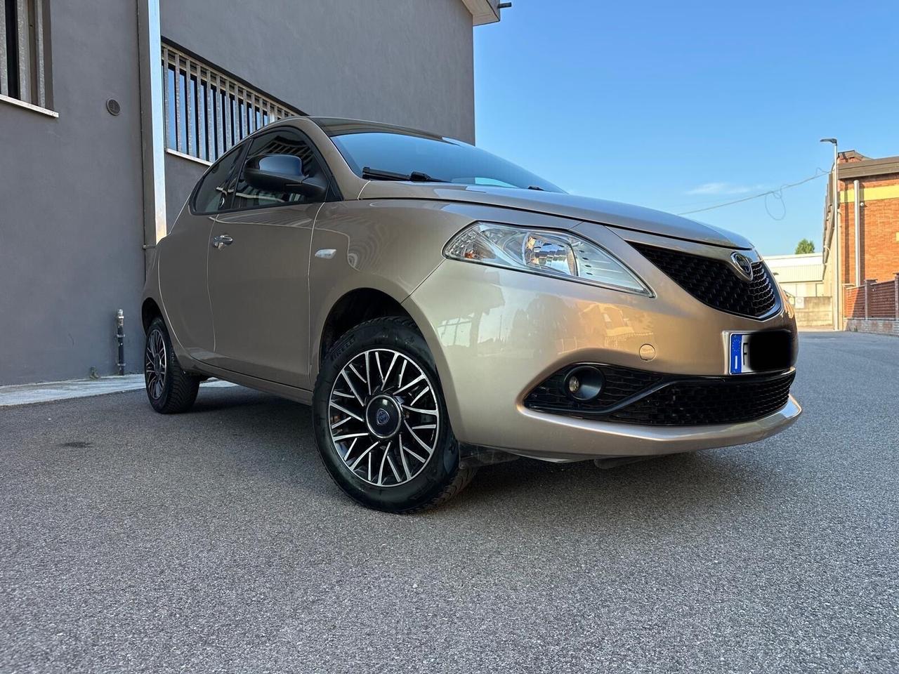 Lancia Ypsilon 0.9 TwinAir 85 CV 5 porte Metano Ecochic Platinum