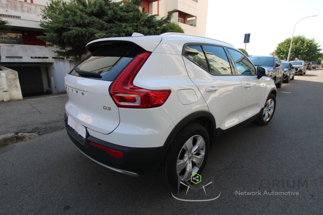 VOLVO XC40 MOMENTUM