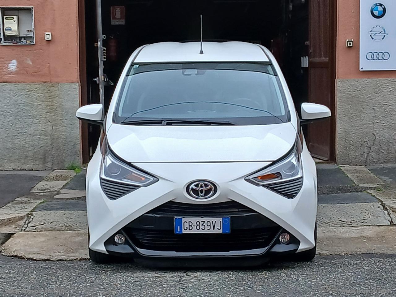 TOYOTA Aygo Connect 1.0 VVT-i 72 CV 5p. x-cool
