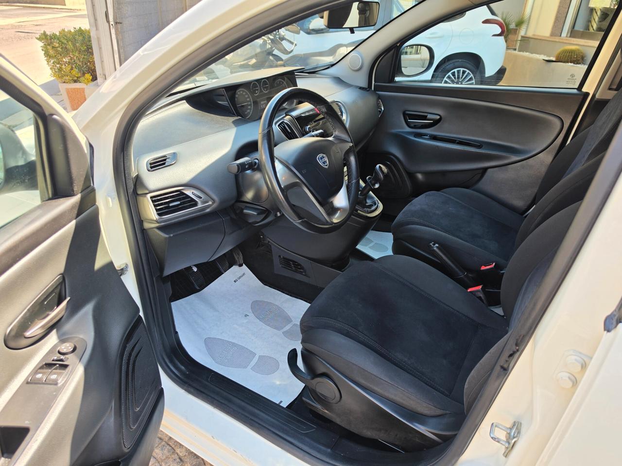 Lancia Ypsilon 1.2 69 CV 5 porte S&S Silver