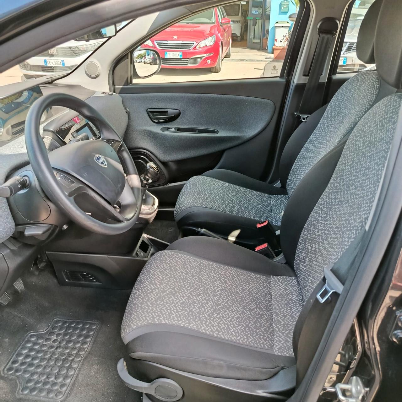 Lancia Ypsilon 1.0 FireFly 5 porte S&S Hybrid Silver