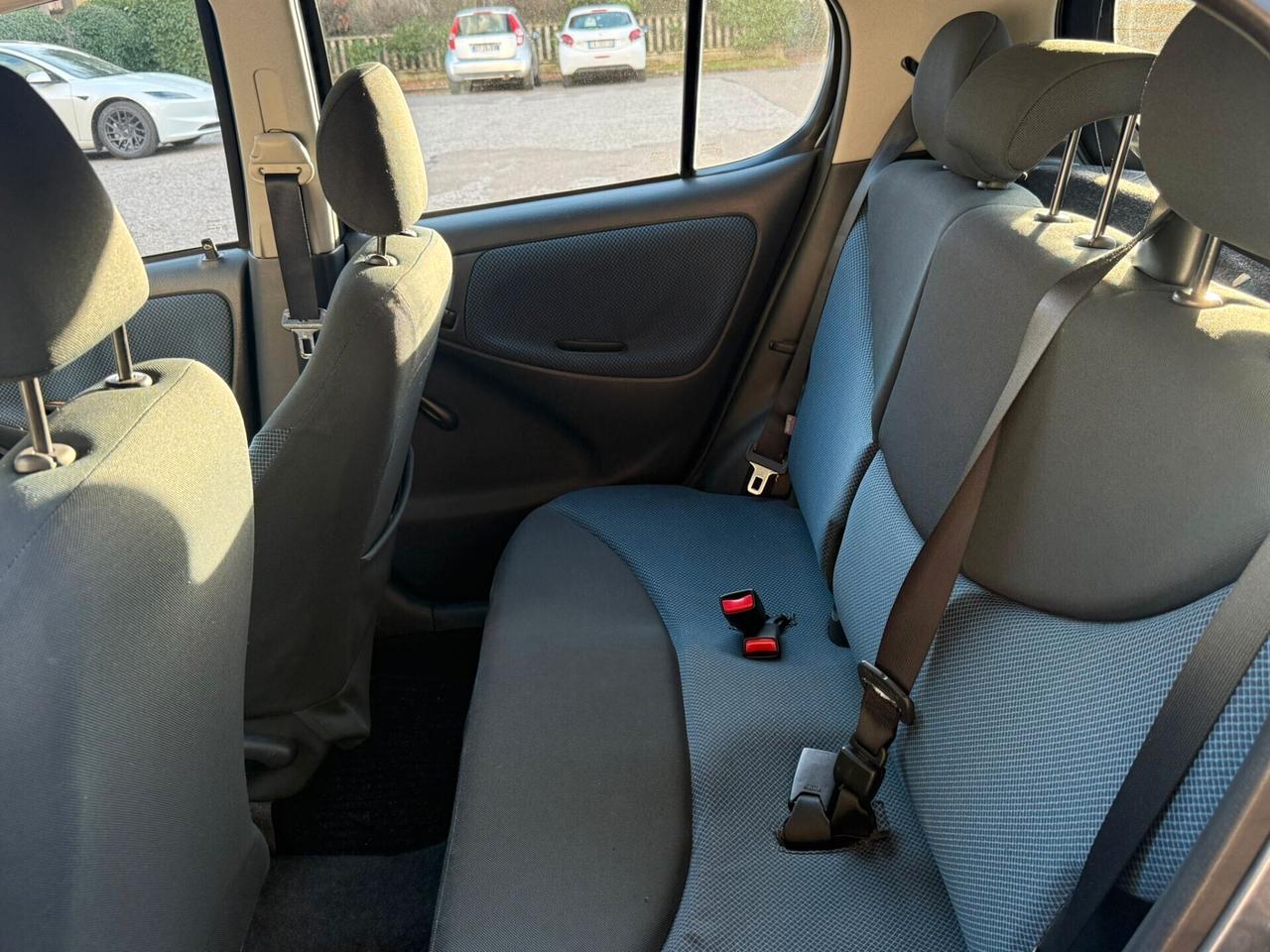 Toyota Yaris 1.0i 16V cat 5 porte Sol