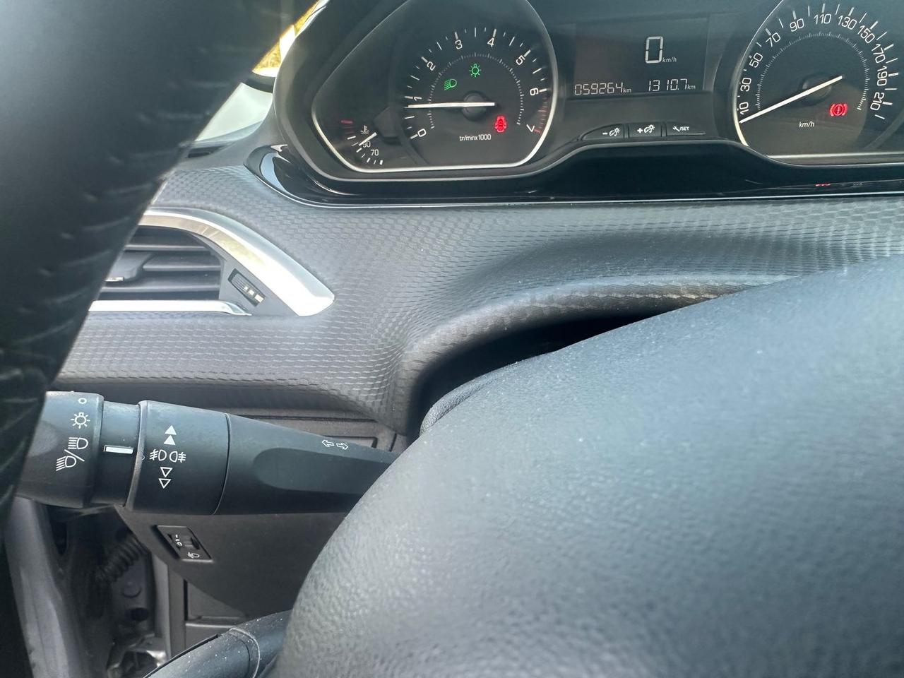 Peugeot 2008 Allure 1.2 PureTech 82 #7847