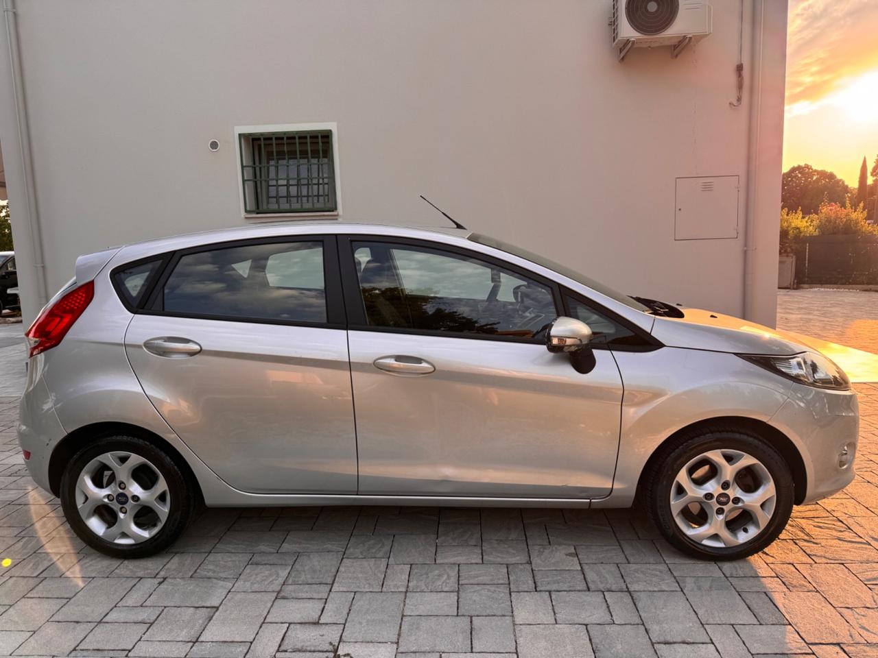 Ford Fiesta Ikon 1.4 TDCi 70CV 5 porte OK NEOPATENTATI
