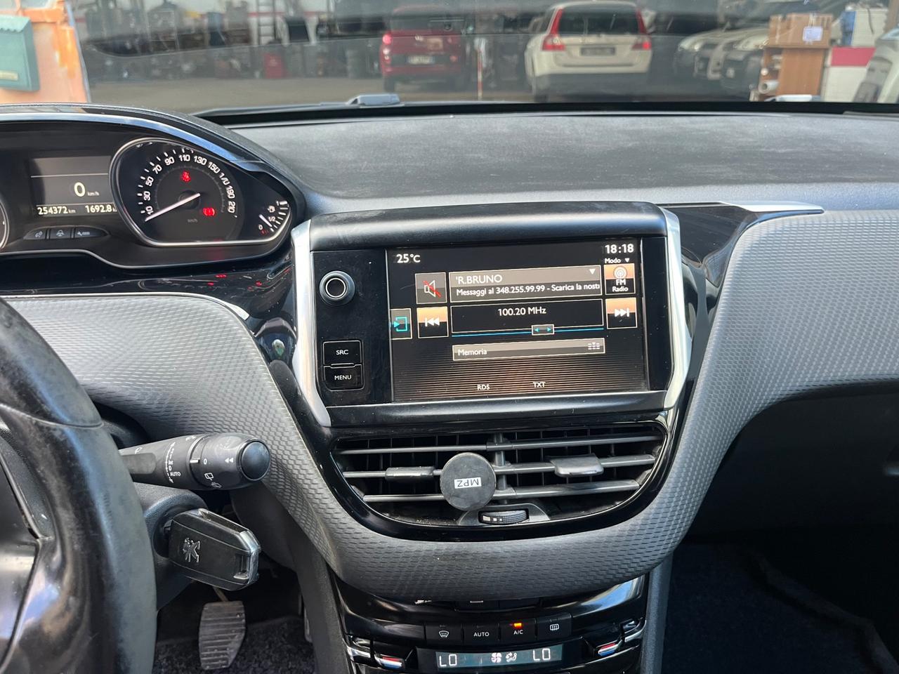 Peugeot 2008 PureTech 82 Allure 2015 131.000 KM