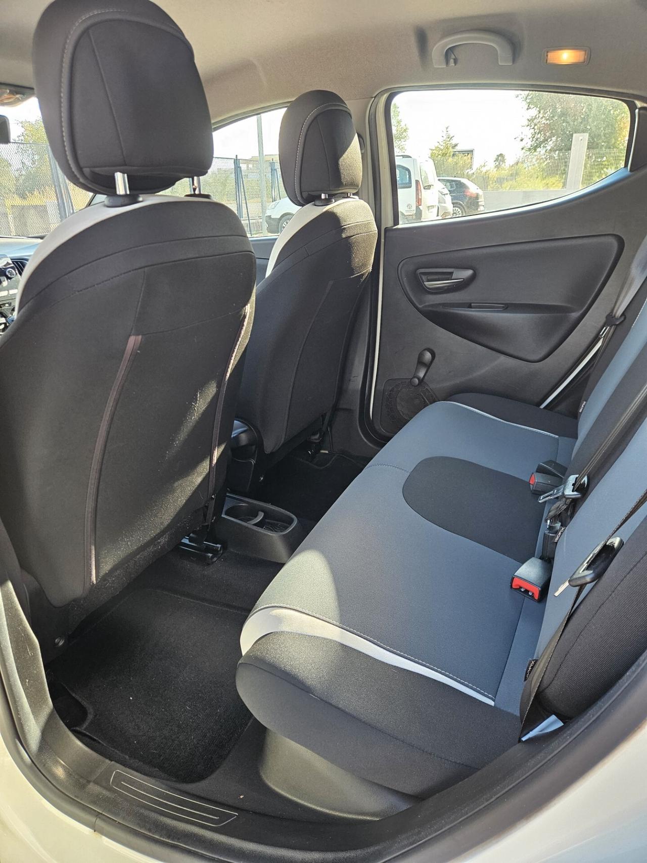 Lancia Ypsilon 1.2 69 CV 5 porte S Momodesign