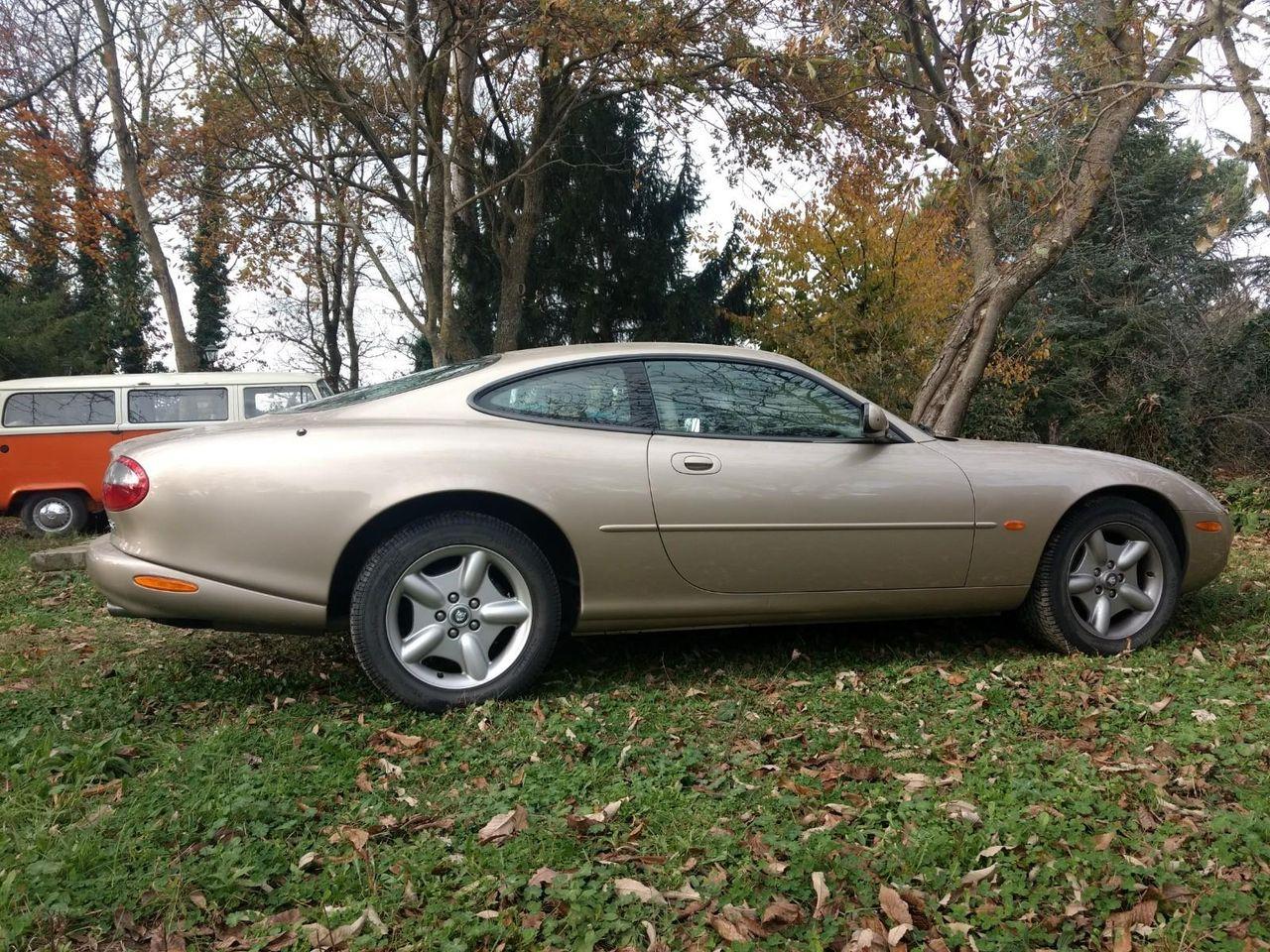 JAGUAR XK8 4.0 Coupé V8 - Pari al nuovo