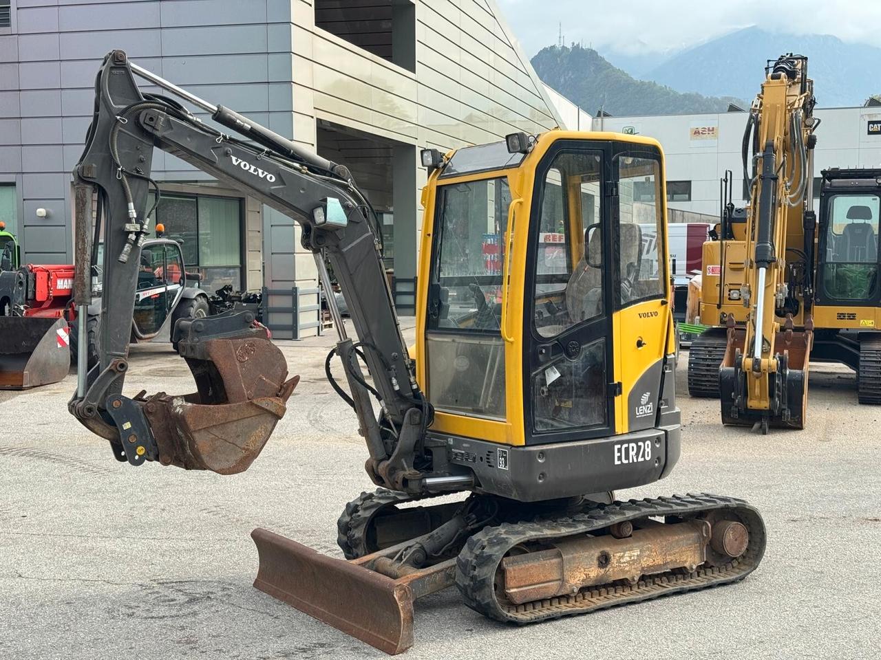 MINIESCAVATORE VOLVO ECR 28