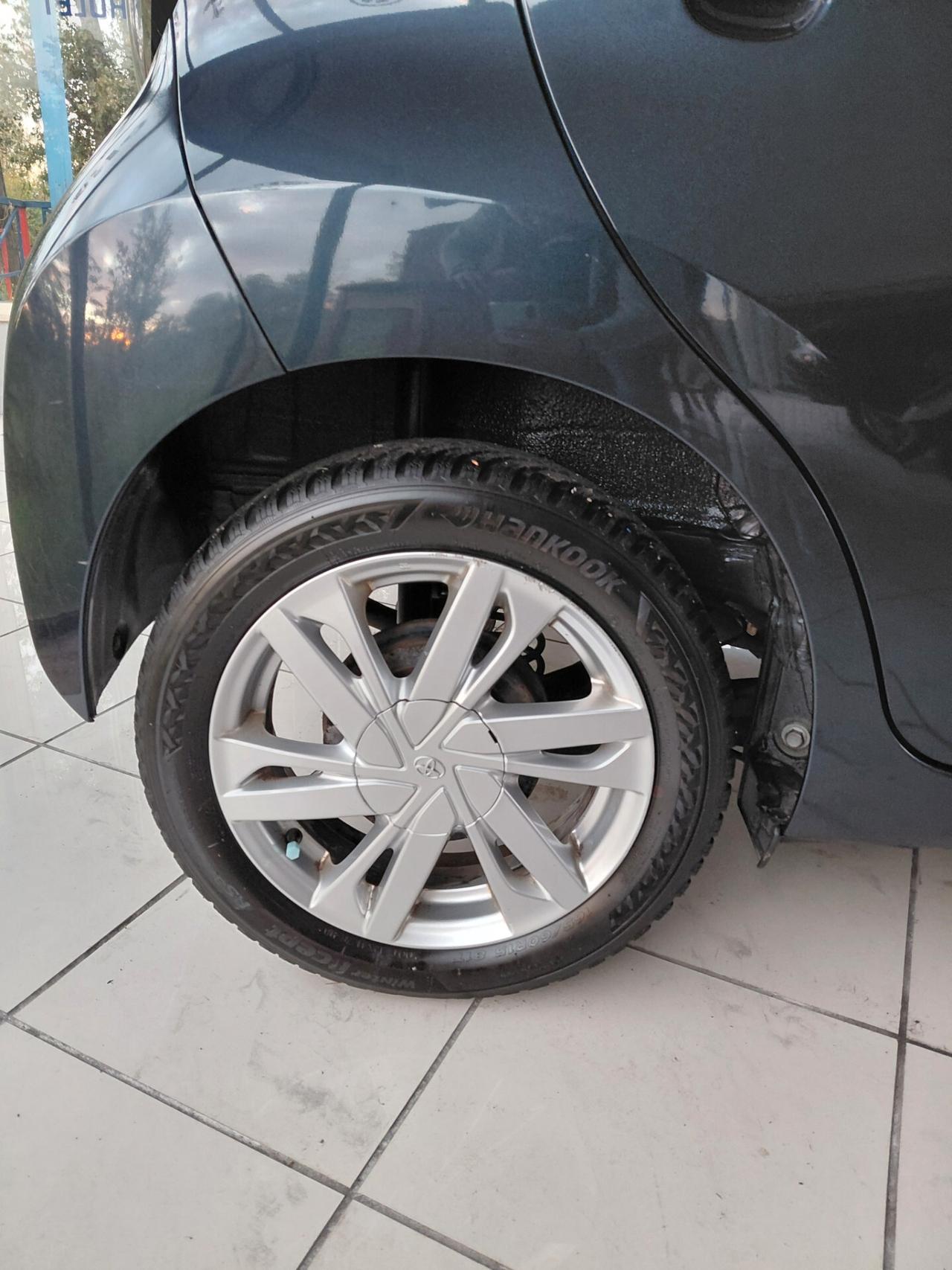 Toyota Aygo 1.0 VVT-i 69 CV 5 porte x-clusiv