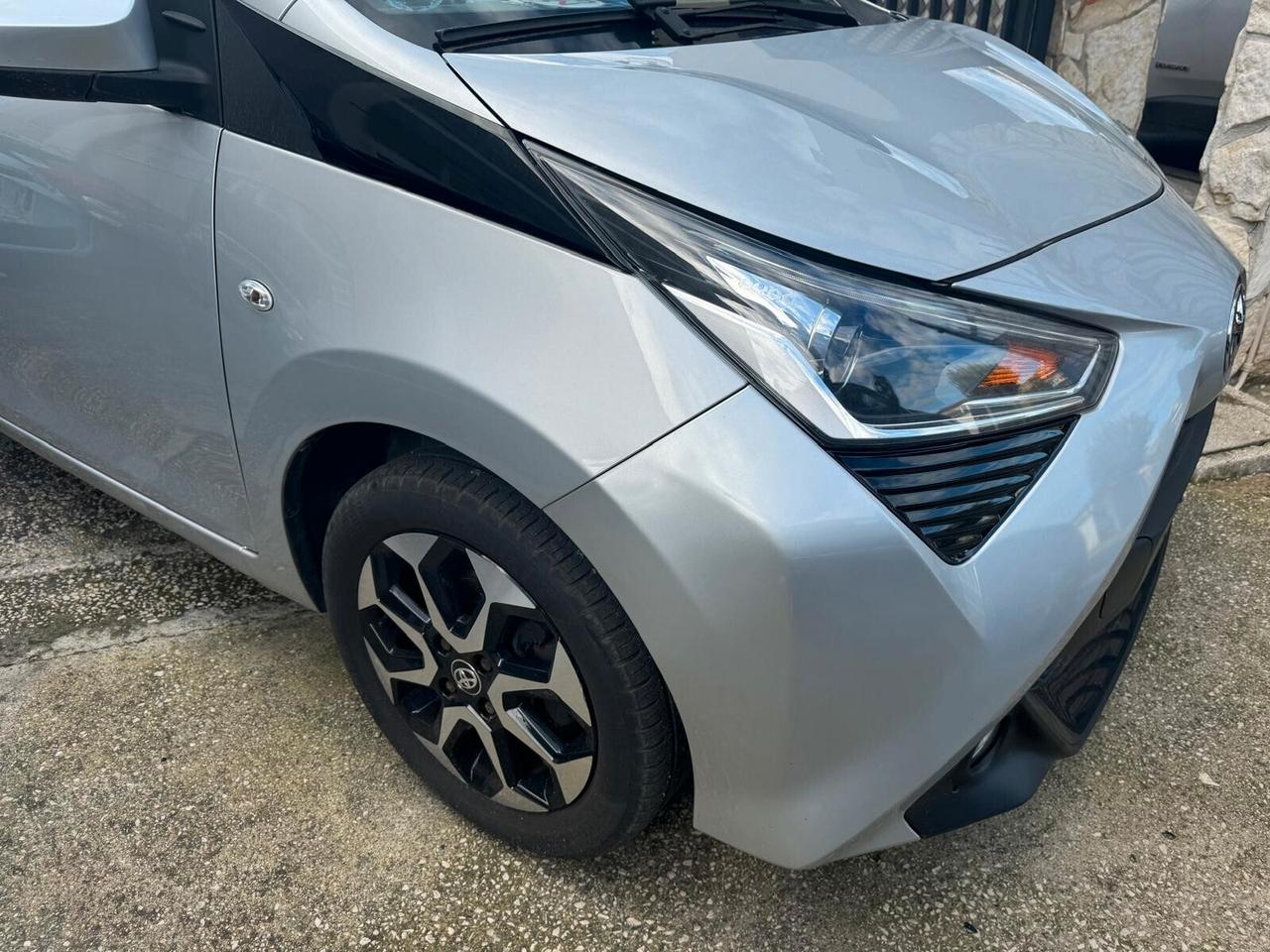 Toyota Aygo Connect 1.0 VVT-i 72 CV 5 porte x-play MMT