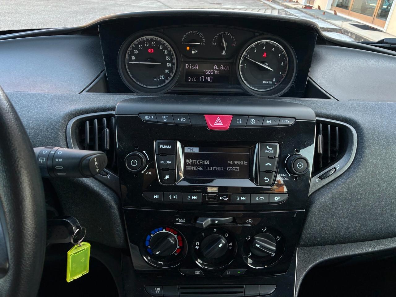 Lancia Ypsilon 1.2 69 CV Elefantino Blu 5 POSTI