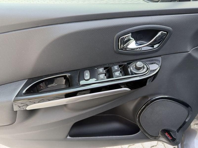 Renault Clio Clio 5p 1.2 Costume National DUEL 75cv FULL OPTIONAL