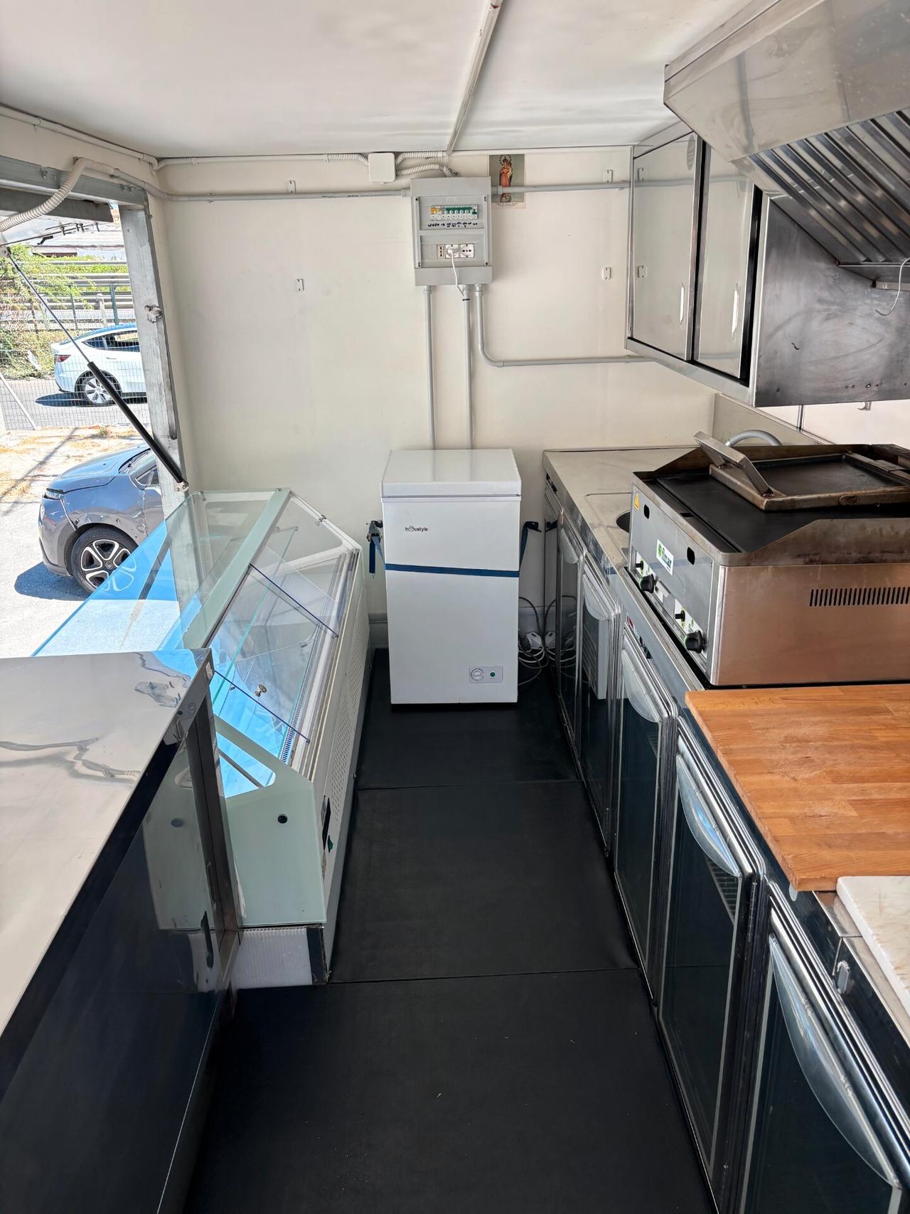 IVECO DAILY 65C/60 CON ALLESTIMENTO A PANINERIA COMPLETO DI TUTTO PIASTRA BANCONI FRIGORIFERI PICCOLO E GRANDE KAPPA AFFETTATRICE FRIGGITRICE AUTOCLAVE DI ACQUA DA 100 LITRI PER BANCONE DI PULIZIA LAVANDINO GRUPPO ELETTROGENO E PRONTO PER LAVORARE PE
