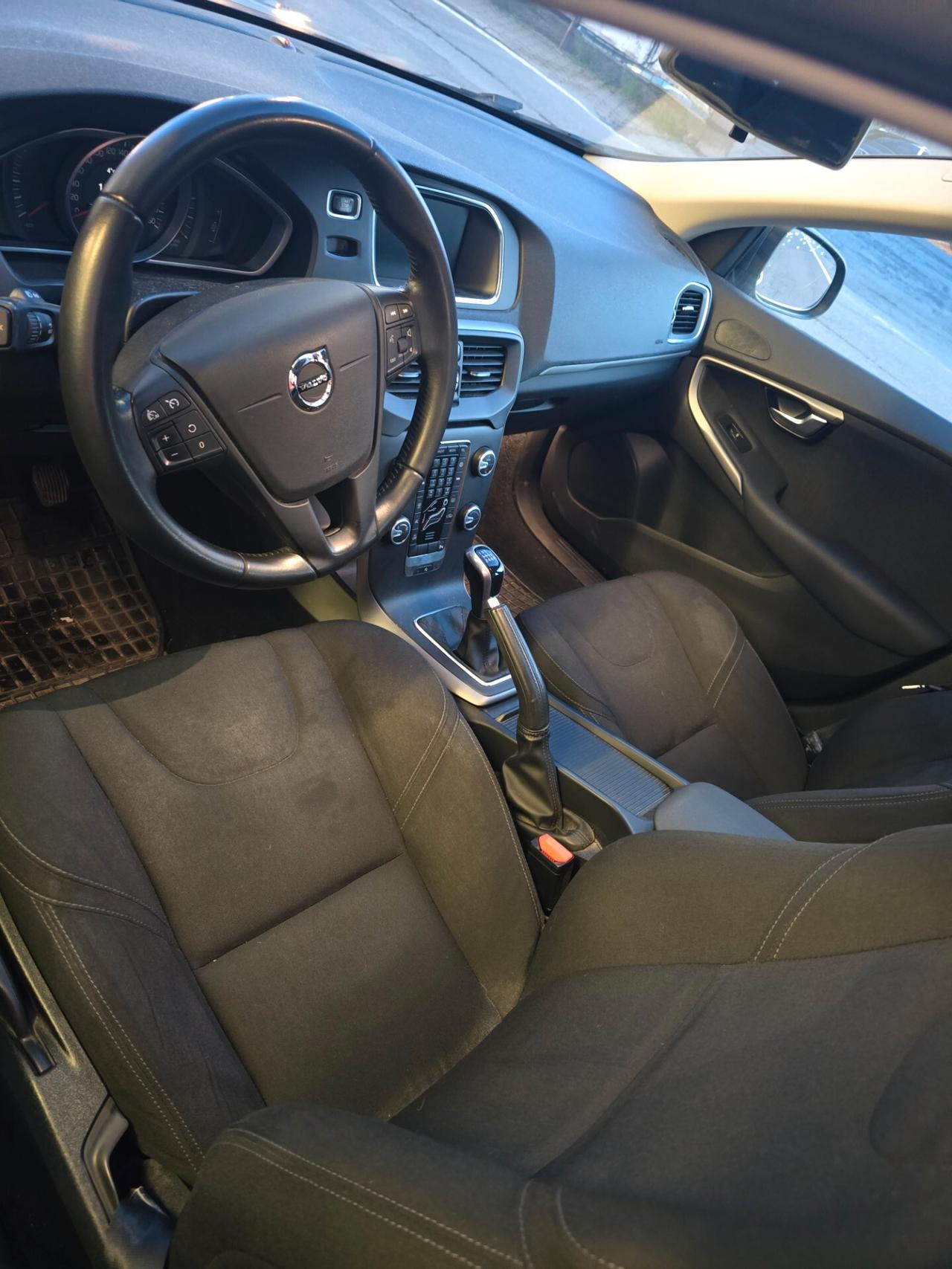 Volvo V40 D2 R design 2016 euro6 UNICOPROP