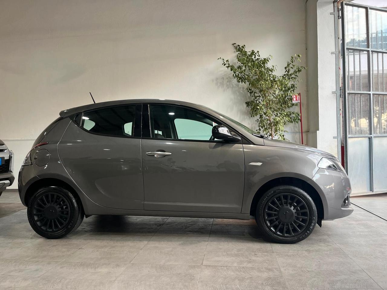 LANCIA YPSILON HYBRID 1.0 ECOCHIC *43MILAKM* *UNICOPRO*
