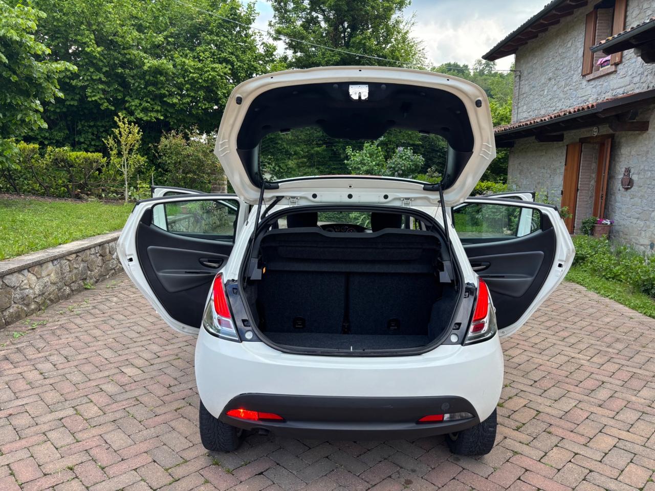 Lancia Ypsilon 0.9 TwinAir 85 CV 5 porte S&S Gold OK NEOPATENTATI