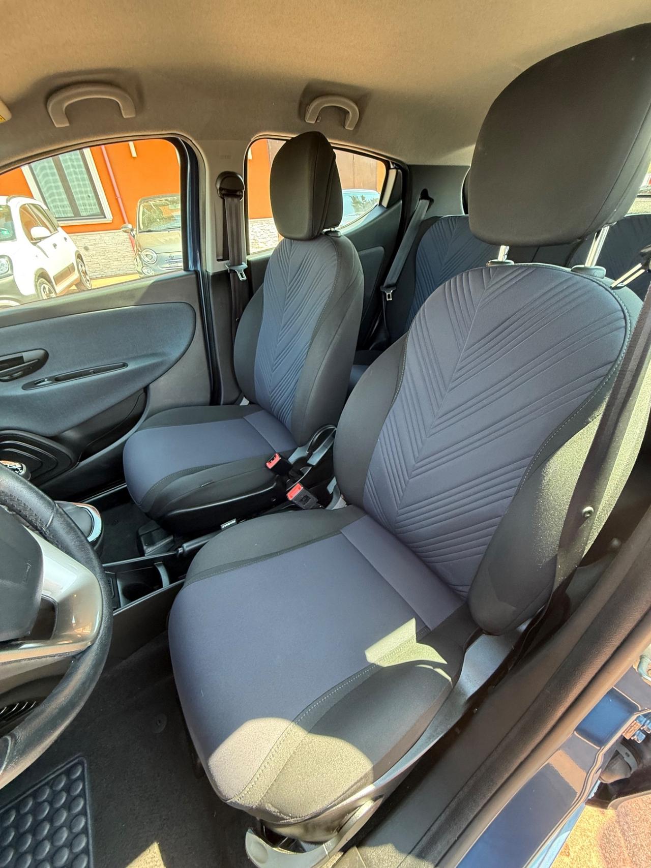 Lancia Ypsilon 1.0 Hybrid 69cv