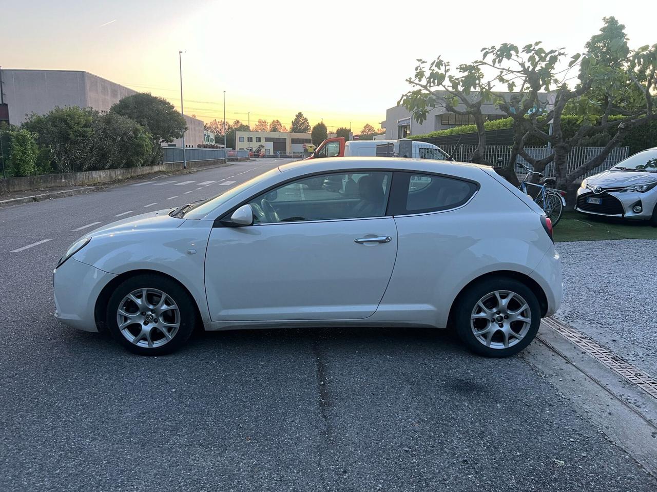 Alfa Romeo MiTo 1.6 JTDm-2 S&S Distinctive Sport Pack
