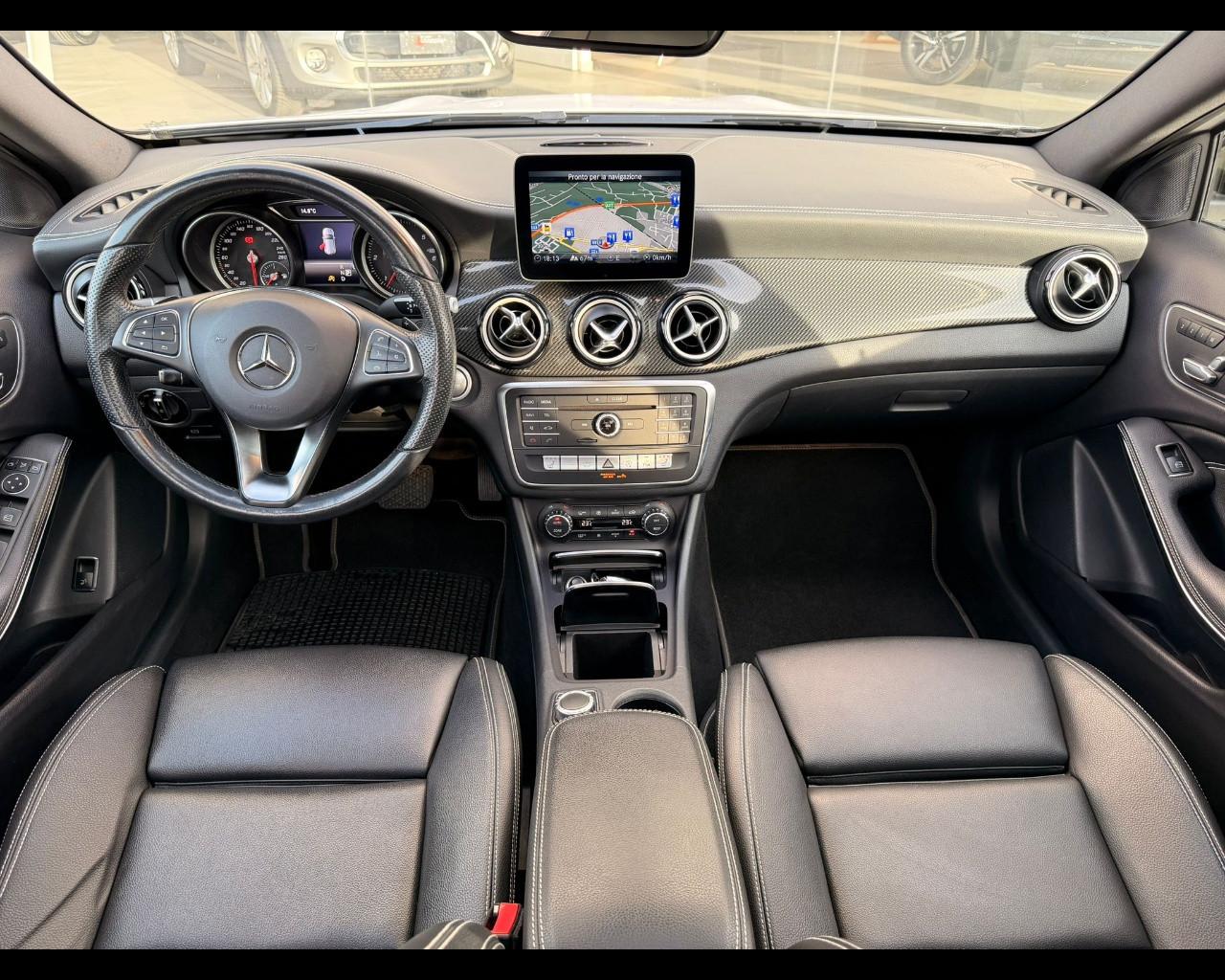 Mercedes-Benz GLA - X156 - GLA 200 d Night Edition auto
