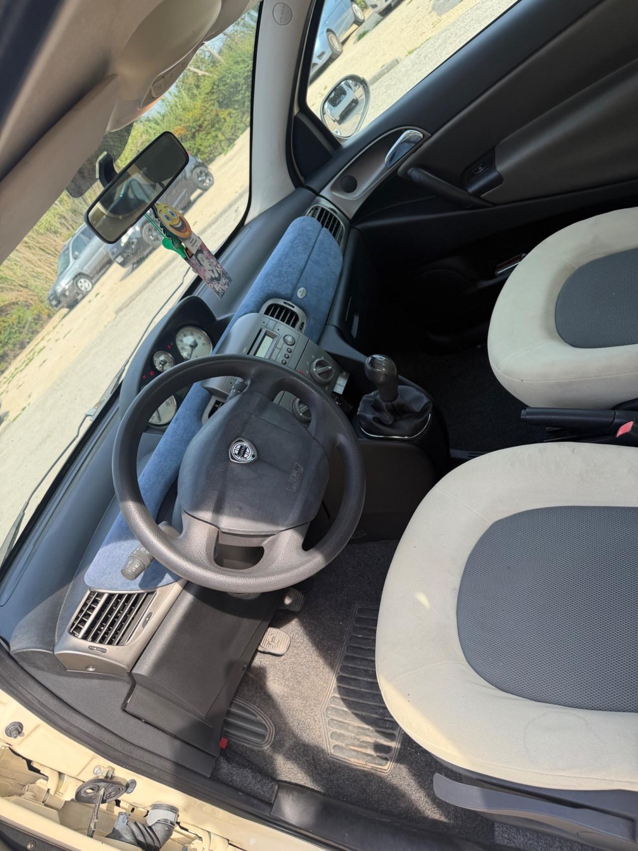 Lancia Ypsilon 1.3 MJT 75 CV Platino