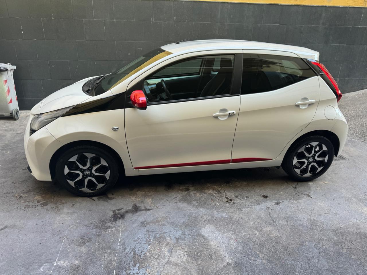 Toyota Aygo Connect 1.0 VVT-i 72 CV 5 porte x-fun