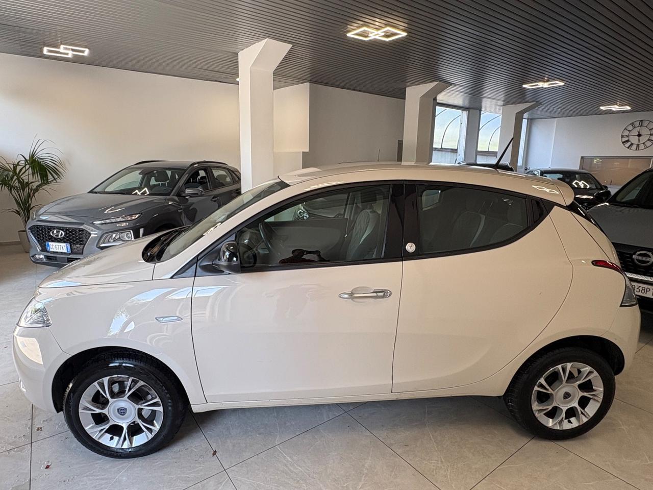 Lancia Ypsilon 0.9 TwinAir 85 CV 5 porte Metano Ecochic Platinum