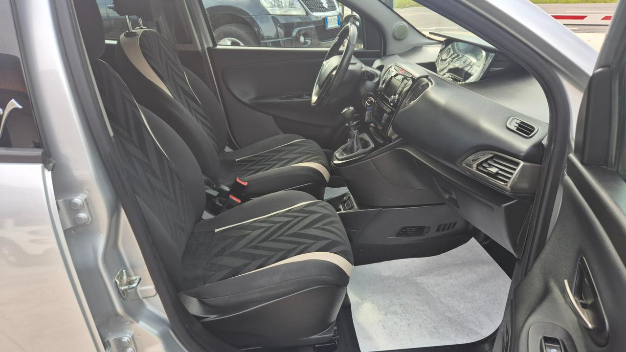 Lancia Ypsilon 1.2 69 CV 5 porte Gold