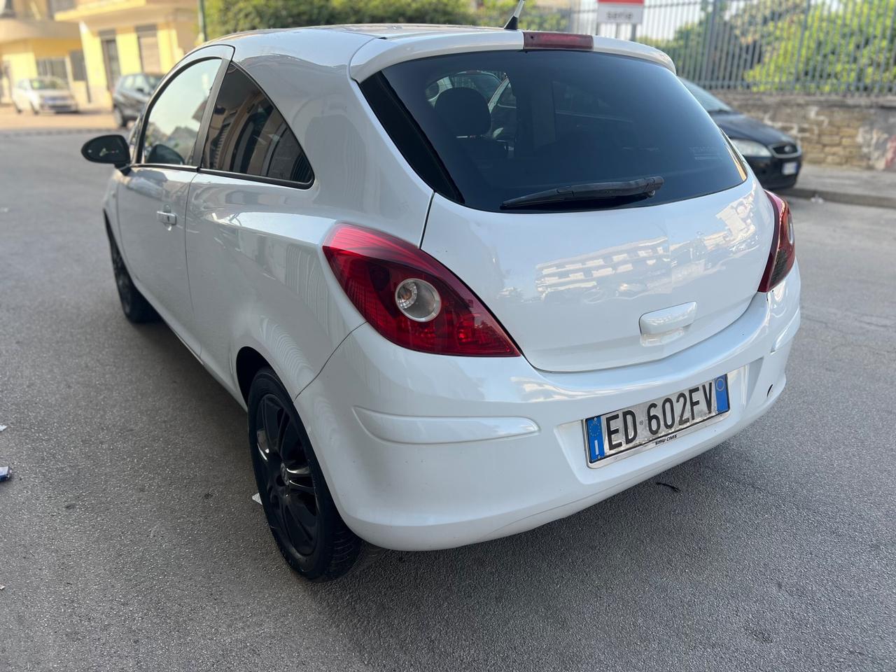 Opel corsa 1.2 Benzina 2011