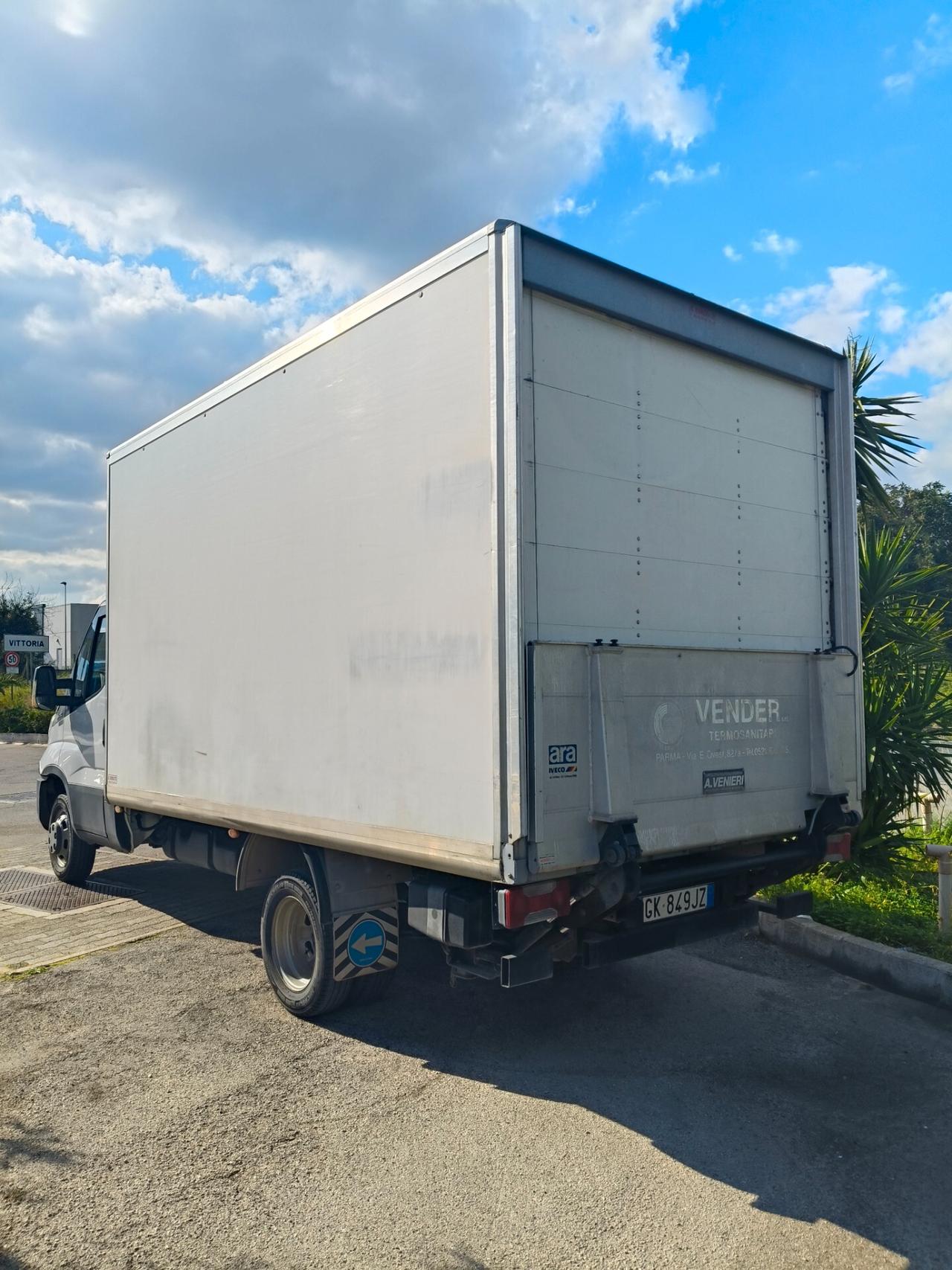 Iveco Daily con sponda caricatrice