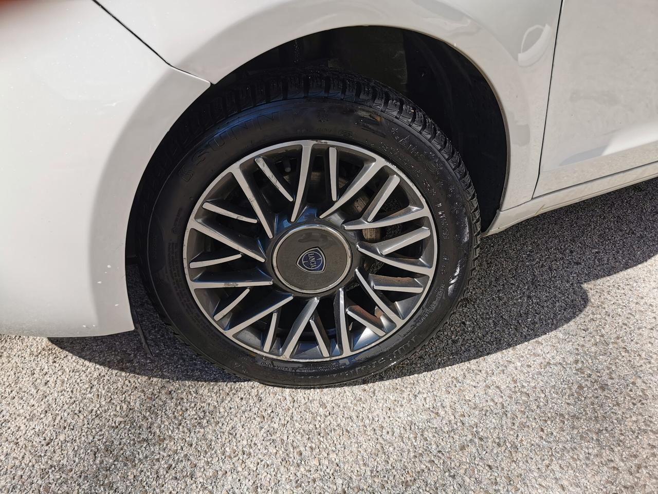 Lancia Ypsilon 1.2 70cv 5 p. Gold