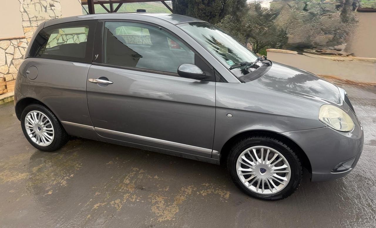 Lancia Ypsilon 1.3 MJT 75 CV Platino