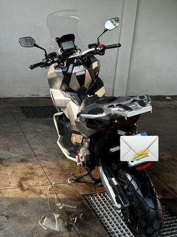 Honda X-ADV con tasto G