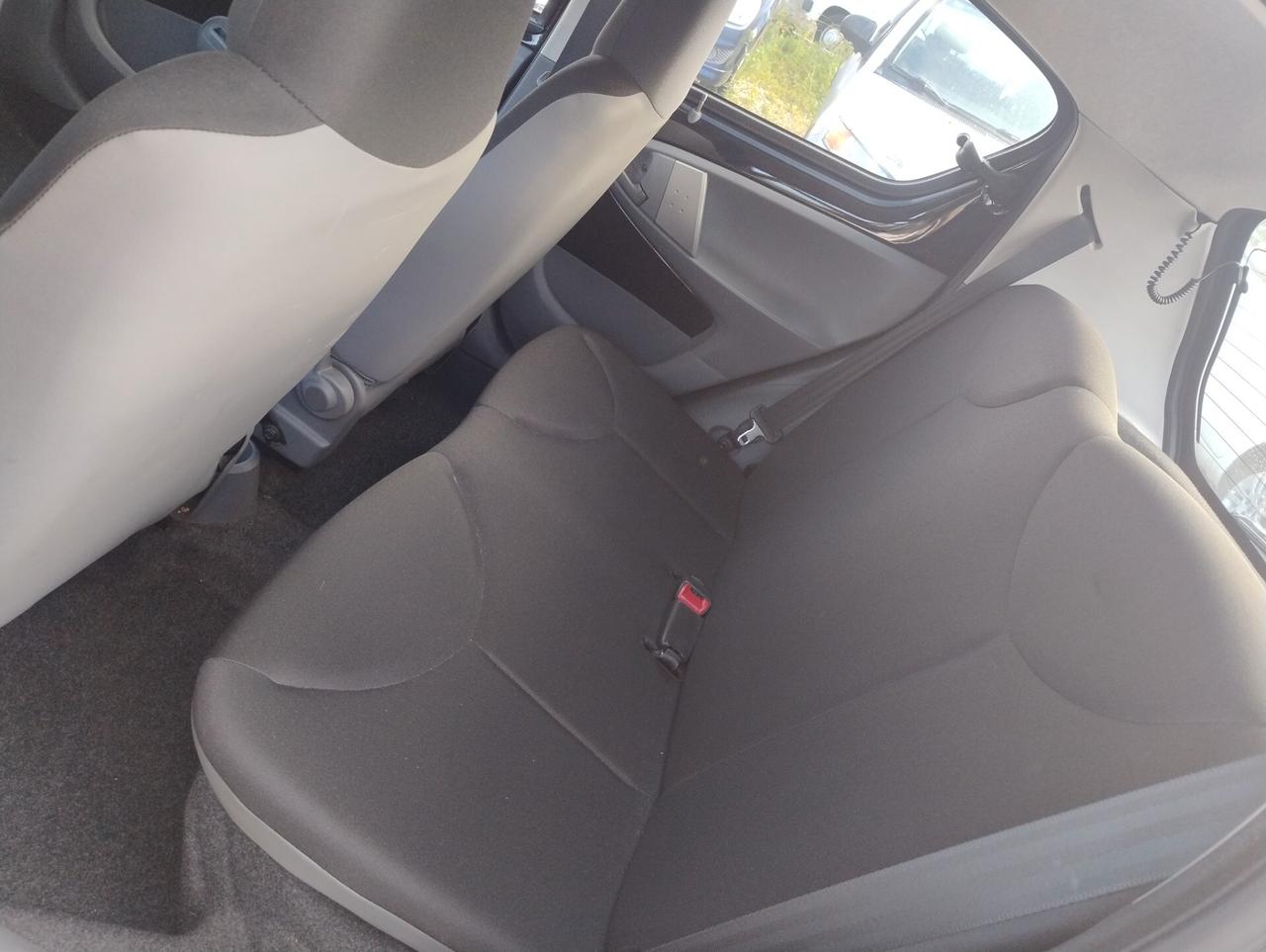 Toyota Aygo 1.0 12V VVT-i 5 porte Sol Connect Red Edition