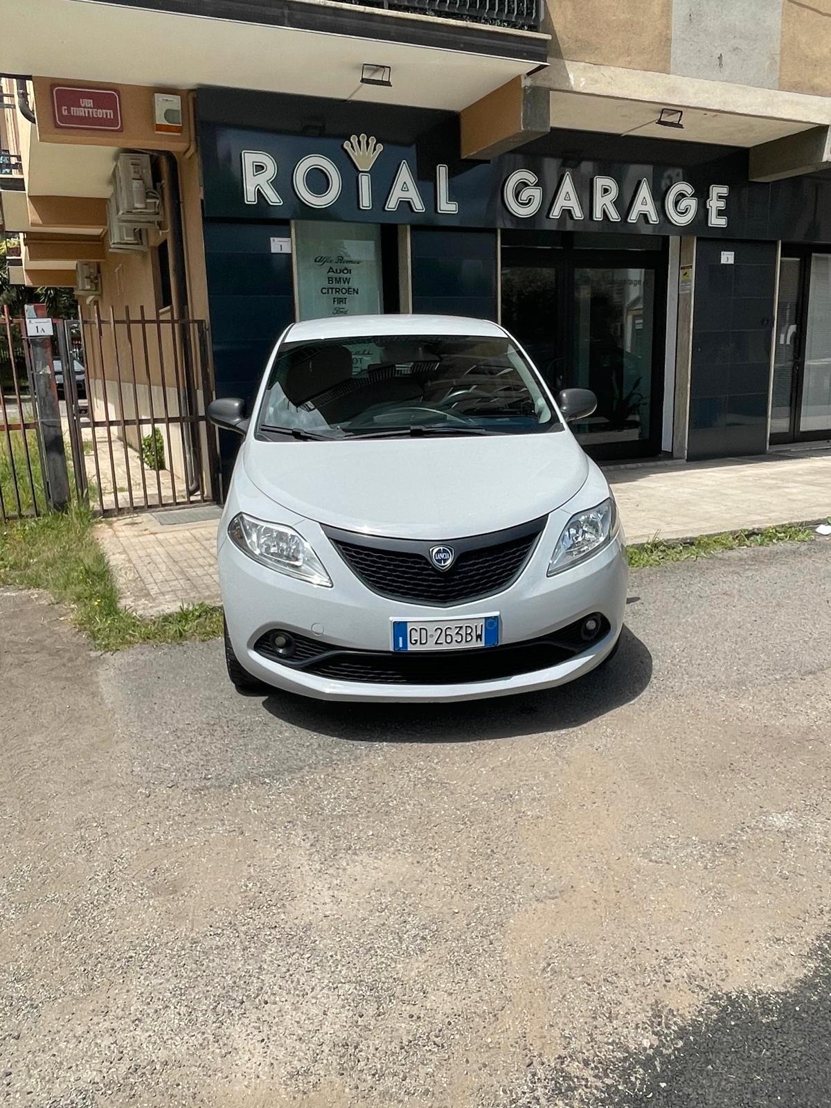 Lancia Ypsilon 1.0 FireFly 5 porte S&S Hybrid Ecochic Silver
