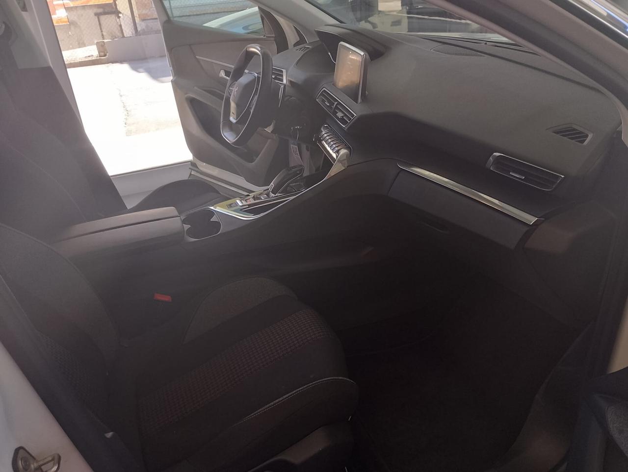 Peugeot 3008 PEUGEOT 3008 5P SUV BLUEHDI 130 EAT8 SeS BUSINESS AUTOMATICA
