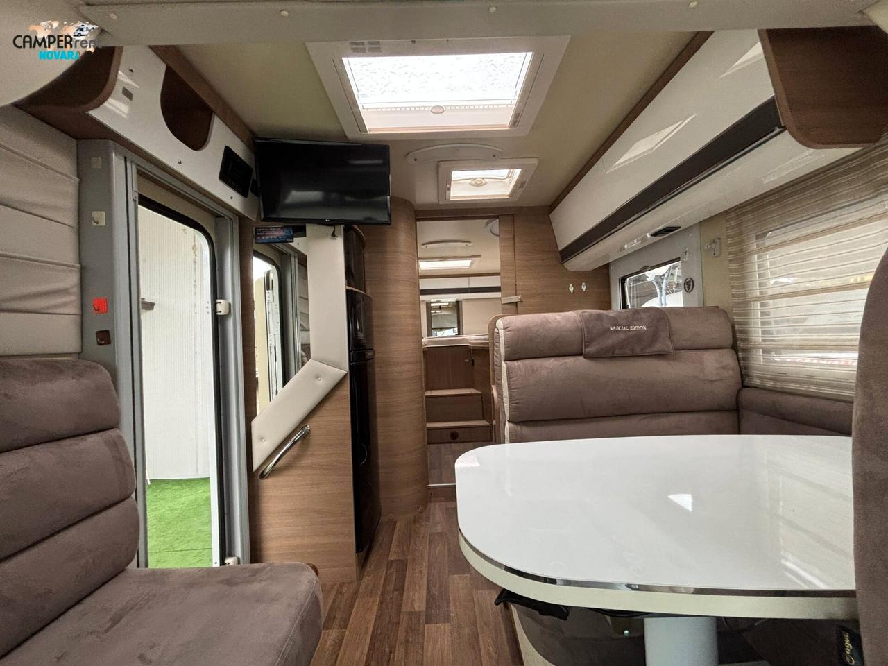 ELNAGH T-LOFT 530 SPECIAL EDITION - motorhome con letti gemelli in coda ed ampio garage